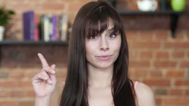 Avviser kvinne, viser nei ved å vifte med fingeren, innendørs – stockvideo