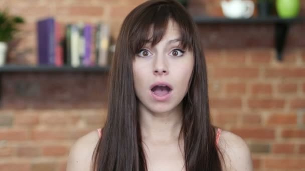 Förvånad, överraskning, upphetsad brunett kvinna, inomhus — Stockvideo