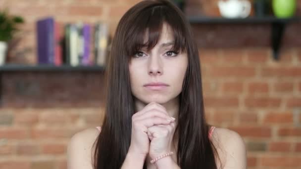 Donna che prega per il perdono, Indoor — Video Stock