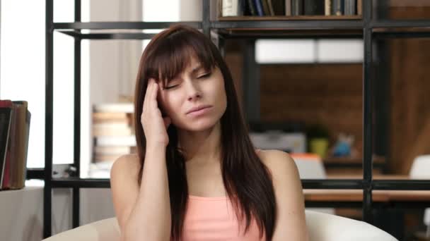 Mal de tête, Femme déprimée frustrée, Bureau — Video
