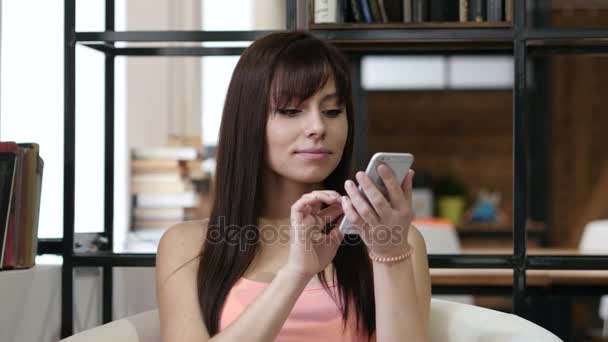 Mujer usando Smartphone, Oficina Interior — Vídeo de stock