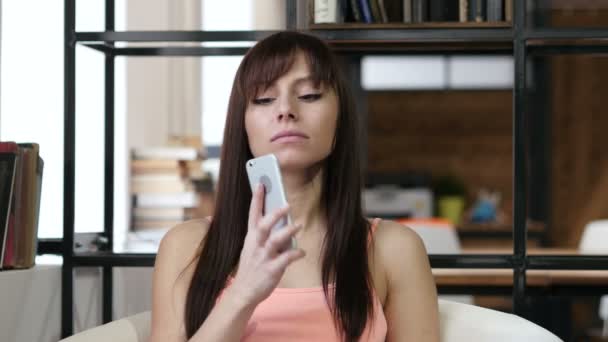 Llamada telefónica, Mujer Hablando en Smartphone, Oficina Interior — Vídeos de Stock