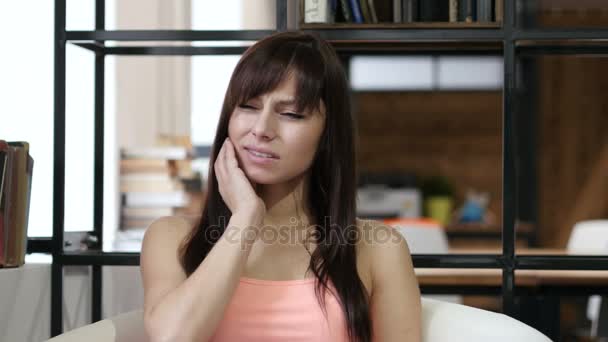 歯痛、歯、屋内の痛みから苦しんでいる女性 — ストック動画