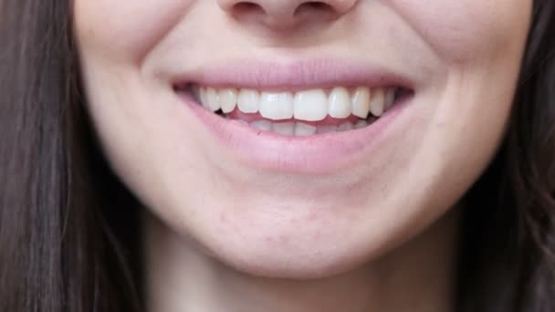Close Up de lábios de mulher sorridente — Vídeo de Stock