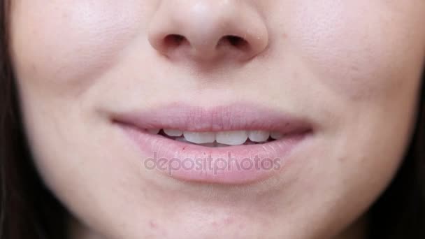 Lèvres féminines souriantes — Video