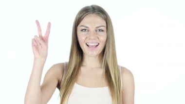 Kadın gösteren zafer işareti, beyaz arka plan