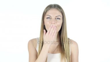 Şirin güzel bir kadın, beyaz arka plan ile uçan öpücük