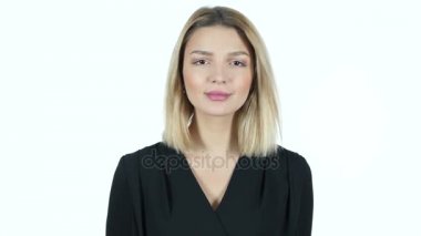 Gülümseyen kadın, beyaz arka plan portresi