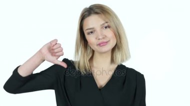 Başparmak aşağı genç kadın, beyaz arka plan