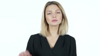 Genç kadın gösteren ok işareti, beyaz arka plan