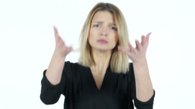 Bağırıyor, kızgın genç kadın savunarak, beyaz arka plan