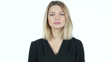 Genç kadın, el yapımı kalp işareti beyaz arka plan