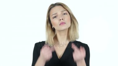 Kızgın genç kadın orta parmak, beyaz arka plan gösterir