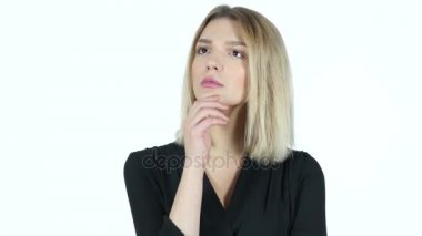 Düşünme, dalgın genç kadın, beyaz arka plan portresi