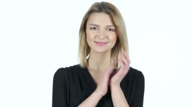 Genç kadın beyaz arka plan alkışlar,
