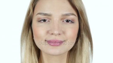 Genç erkek gülümseyen yakın çekim