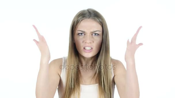 Kiabálás, dühös nő azzal érvelve,, fehér háttér — Stock videók
