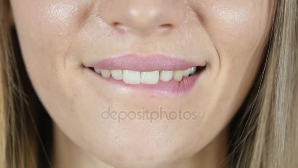 Primer plano de labios excitados calientes — Vídeos de Stock