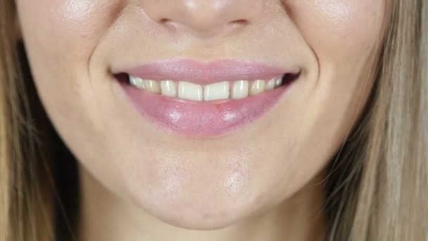 Kadın dudaklar gülümseyen yakın çekim — Stok video