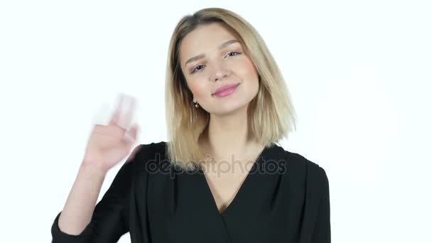 Olá, Olá, jovem mulher acenando mão, fundo branco — Vídeo de Stock