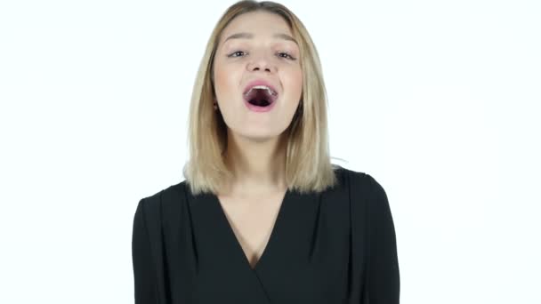 Glückliche junge Frau jubelt und feiert Erfolg — Stockvideo