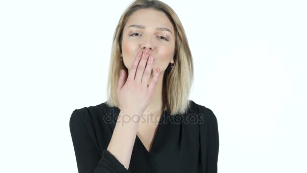 Letící polibek roztomilá mladá žena, bílé pozadí — Stock video