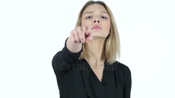 Frau zeigt auf Kamera, weißer Hintergrund — Stockvideo