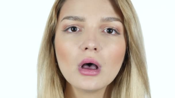 Genç kadın şok, beyaz arka plan, kapatmak — Stok video