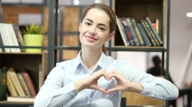 Esmer kadın, kapalı el yapımı kalp işareti