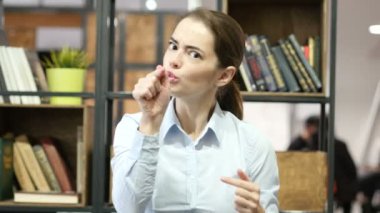 Öfkeli kadın diye bağıran, kapalı Office savunarak,