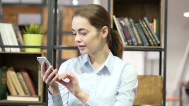 Smartphone, kapalı kullanan kadın