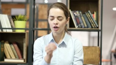 Esneme yorgun kadın, uyku, kapalı ofis