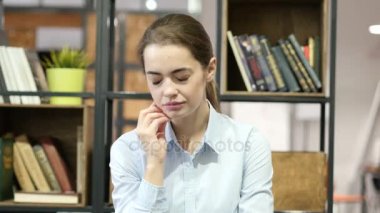Uyuyan kadın iş yerinde, kapalı ofis