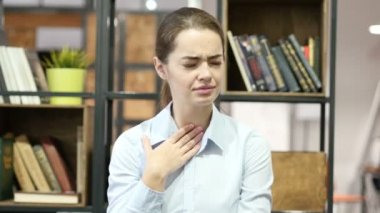 Hasta bir kadın öksürük, öksürük, ofis kapalı