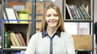 Gülümseyen güzel kadın, kapalı Office portresi