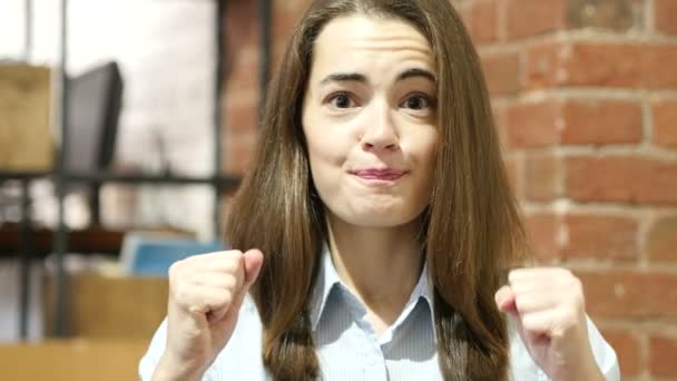 Pérdida, Mujer reaccionando al fracaso, Respiración profunda, Cubierta — Vídeos de Stock