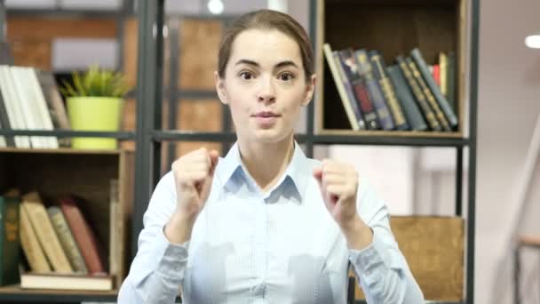 Éxito, Mujer animando y celebrando con éxito, Oficina — Vídeos de Stock