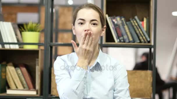 Flying Kiss by Young Woman, Escritório Indoor — Vídeo de Stock