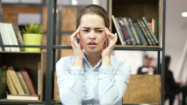 Bolest hlavy, frustrovaný depresivní žena, kancelář — Stock video