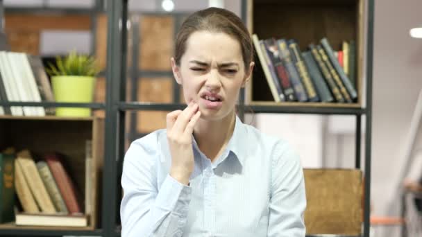 歯痛、歯、屋内の痛みから苦しんでいる女性 — ストック動画