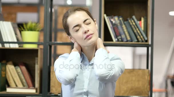 Müde Frau bei der Arbeit, Büro im Haus — Stockvideo
