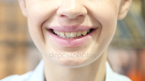 Primer plano de labios femeninos jóvenes sonrientes — Vídeos de Stock