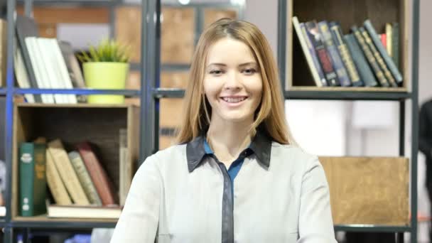 Portræt af smilende smuk kvinde, Indendørs kontor – Stock-video