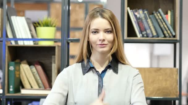 Tummen upp av kvinna, inomhus Office — Stockvideo