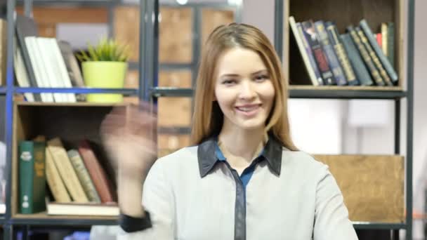 Hallo, hallo, frau winkt hand, innenbüro — Stockvideo