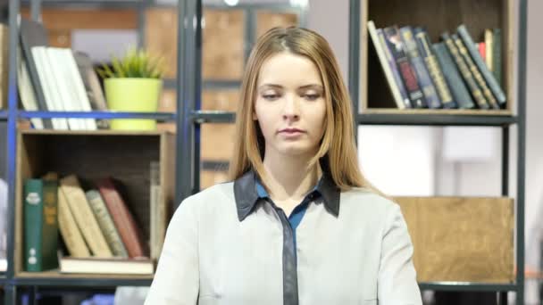 Únete a nosotros, Invitando a la Mujer, Oficina Interior — Vídeos de Stock