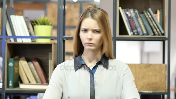 Ablehnung durch Kopfschütteln, Geschäftsfrau, Innenbüro — Stockvideo