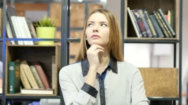 Genç kadın, kapalı Office düşünme