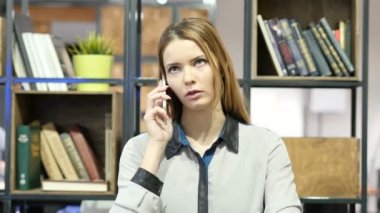 Kadın smartphone, kapalı Office söz