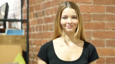 Zafer işareti, kapalı gösterilen kadın